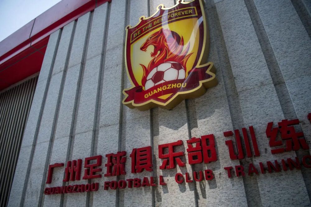 叶辰点了点头，开口道：顺便嘱咐你一句，从今天起，你的身家性命，与钟叔一家人息息相关，如果钟叔一家人平平安安，那你也能平安无事，但如果他们遭遇任何不测，哪怕只是意外，我都要你承担连带责任，听懂了吗？刘家辉如此精明的人，又怎能听不出叶辰的话外之意。